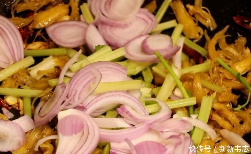 经典|经典家常菜“干煸鸡胸”,做法简单,香辣美味,开胃又下饭