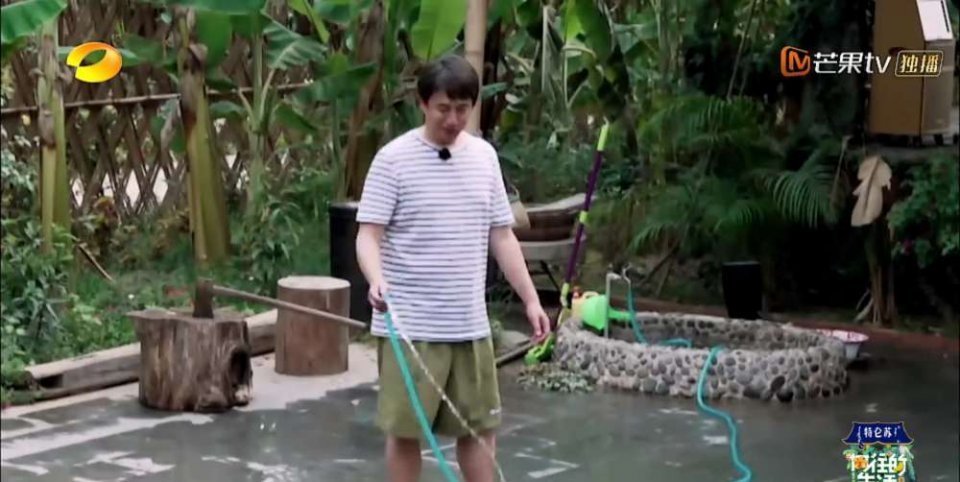 黄磊老师|黄磊浇水给院子降温,有谁看清他手中的举动?素质不是装出来的!