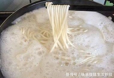 煮出来的面|煮面条什么时候放盐很关键,这样煮出的面条劲道又爽滑