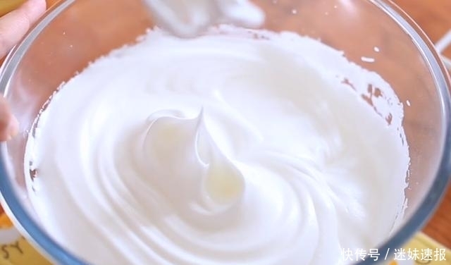 绵软|爆浆花朵小蛋糕:做法简单,绵软香甜,看着就想吃,孩子超喜欢