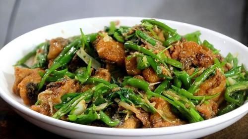 秘制|草鱼别做老一套了,淋上2个鸡蛋液,秘制一做,不吃撑都不停嘴