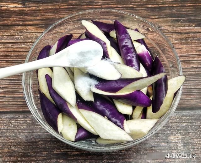  吸油|现在才知道，炒茄子不能先放油厨师教您一招，茄子不吸油不发黑