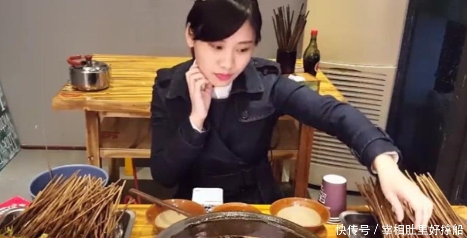 LoL赛事- LoL投注- 2025年最佳英雄联盟投注网站中餐火锅手绘风插画扁平插画一锅炖有蔬菜和肉