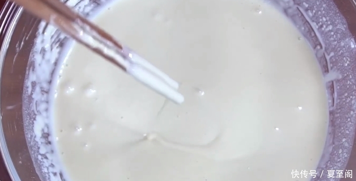 勺子|1碗面粉1个鸡蛋，教你早餐新做法，手没碰面就做好，比油条还好吃