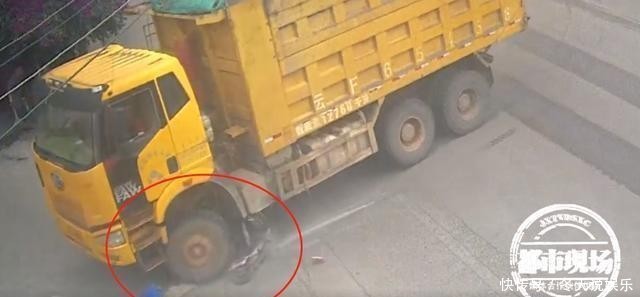  幸运|大货车撞上电动车，车子被碾得粉碎，女子幸运躲过一劫