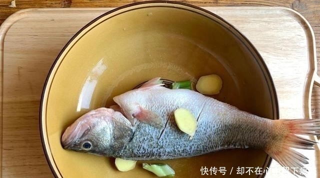 大厨|蒸鱼怎样不腥还嫩滑?放盐时机有争议,大厨分享的做法,真好用
