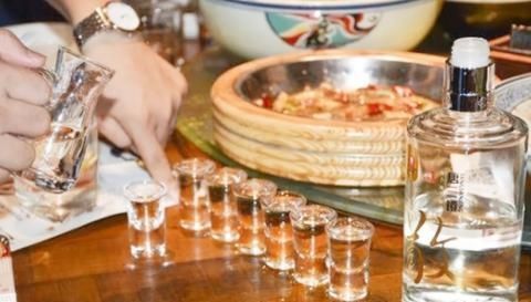 杯水|喝白酒时,为何手旁边要放“1杯水”老酒鬼不会说出其中奥秘