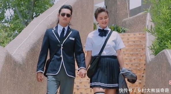 吉娜|同样是穿校服,蔡少芬年轻10岁,吉娜宛如少女,只有她最真实