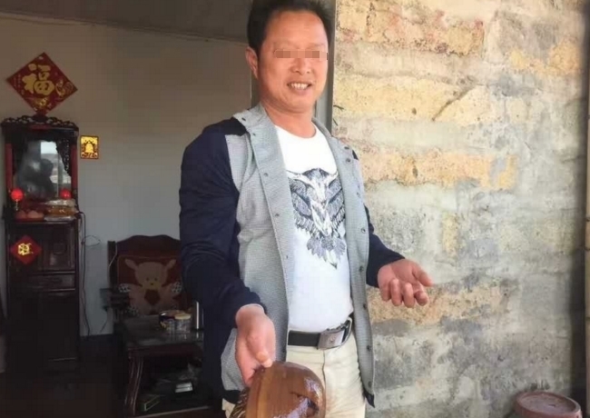  珍珠|男子出海打鱼，意外捞到一超大海螺，打开之后笑得合不拢嘴