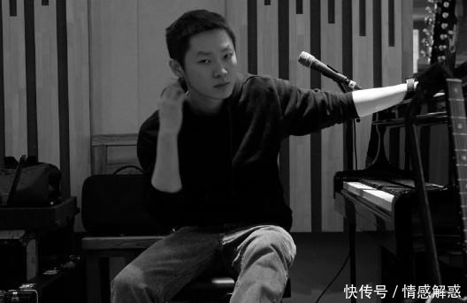  半条命|《好声音》梁博开直播，全程尴尬结束后瘫沙发上！感叹失去半条命