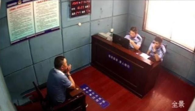 以各种理由|60后男子假冒警察，骗走5个姑娘25万，被捕时床上还躺着受骗女子