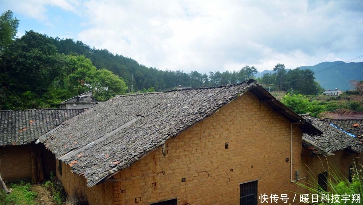 为啥|70岁大爷住山村瓦屋，邻居都已搬走，看他为啥不愿离开
