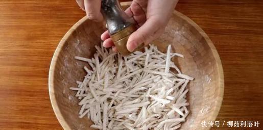  不腻|杏鲍菇别炒着吃了，教你一种新做法，外酥里嫩好吃不腻