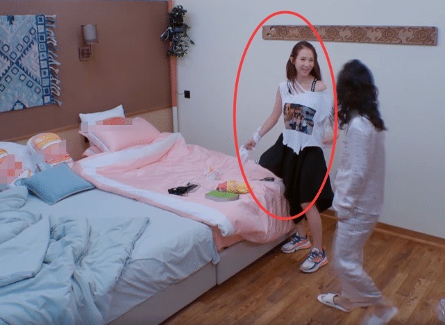 蔡少芬|蔡少芬胆子是有多大?短袖领子都敢剪,结果一穿上,其他老公愣住