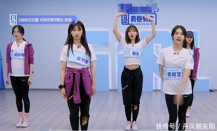 动作|虞书欣多招人喜欢段小薇与她同样动作不规范,Lisa态度截然不同