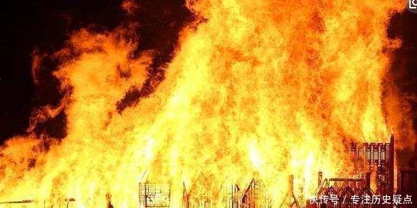 皇帝|大臣用脚压住皇帝的龙袍，逃过杀身之祸，其他大臣都丧命了！