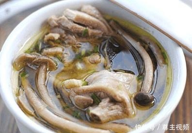 秋天|秋天用这食材来炖鸡,鸡肉鲜嫩,香气四溢,汤汁鲜甜,滋补身体