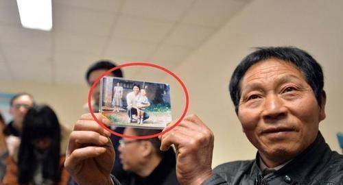 女儿|公交车上女儿哭喊脚疼，宝妈低头一看立马报警，乘客夸赞孩子机智