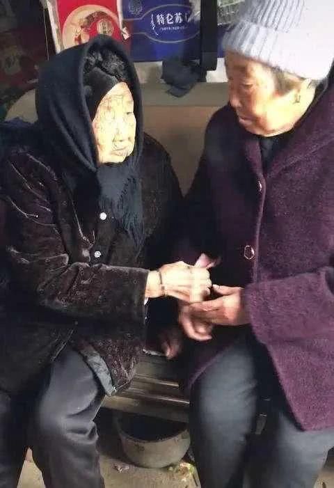 带走|12岁，母亲改嫁带走弟弟妹妹，58岁，他把瘫痪的母亲埋进墓坑