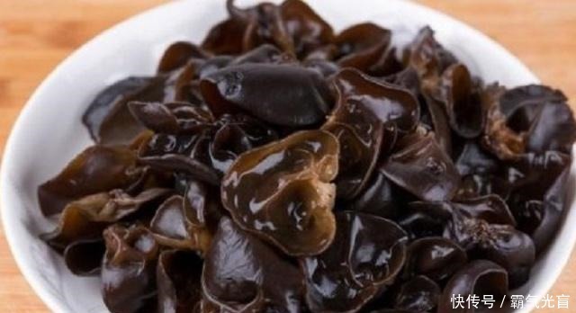 凉水|泡木耳时到底是用凉水还是热水很多人都用错,难怪又硬还不好吃