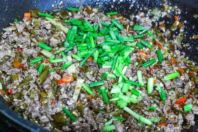  米饭|亲戚来家里串门，做了这道菜，煮了一大锅米饭，大家都没吃尽兴！