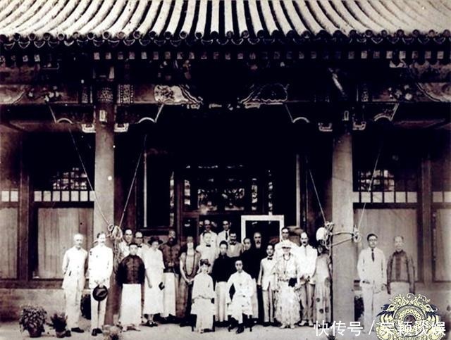 再现|老照片再现末代皇帝溥仪的大婚场景：军警现场护卫，轿子略显寒酸