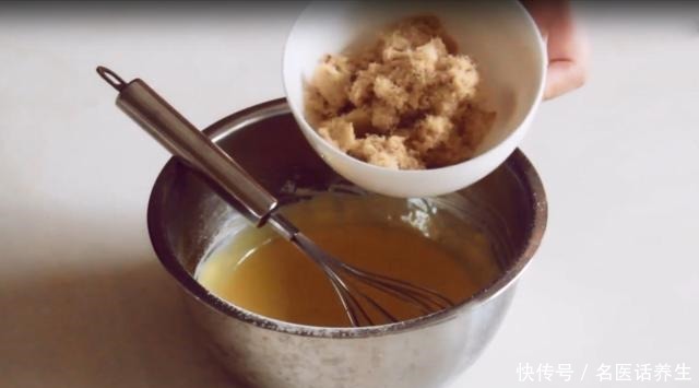 拔丝|网红拔丝蛋糕,教你在家轻松做,松软香甜,掰开就拔丝