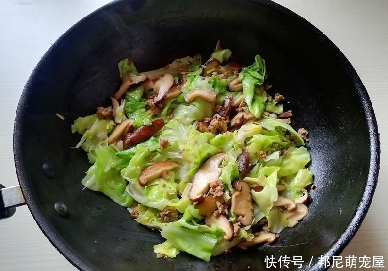 好吃|包菜这样做, 比手撕包菜还好吃, 餐馆都吃不到, 自己一看就会做
