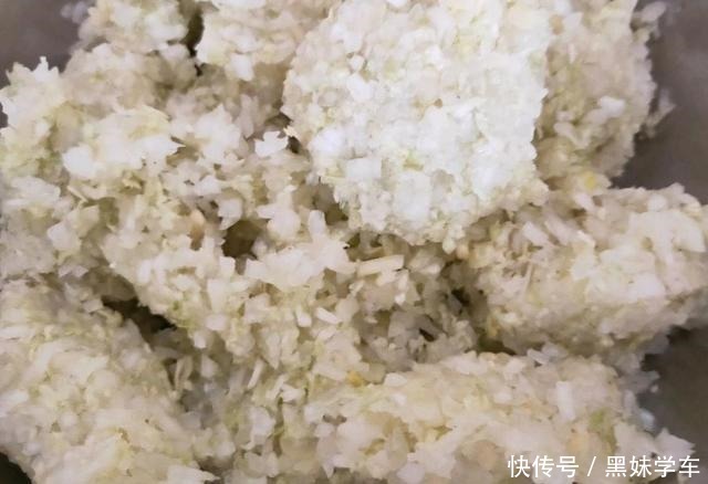 白菜|包子这样做,薄皮大馅,又香又软,凉了也不硬,蒸了一大锅没够吃