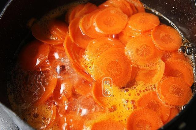 胡萝卜|孩子不爱吃胡萝卜?你试试这么做,简单又健康,孩子吃得津津有味