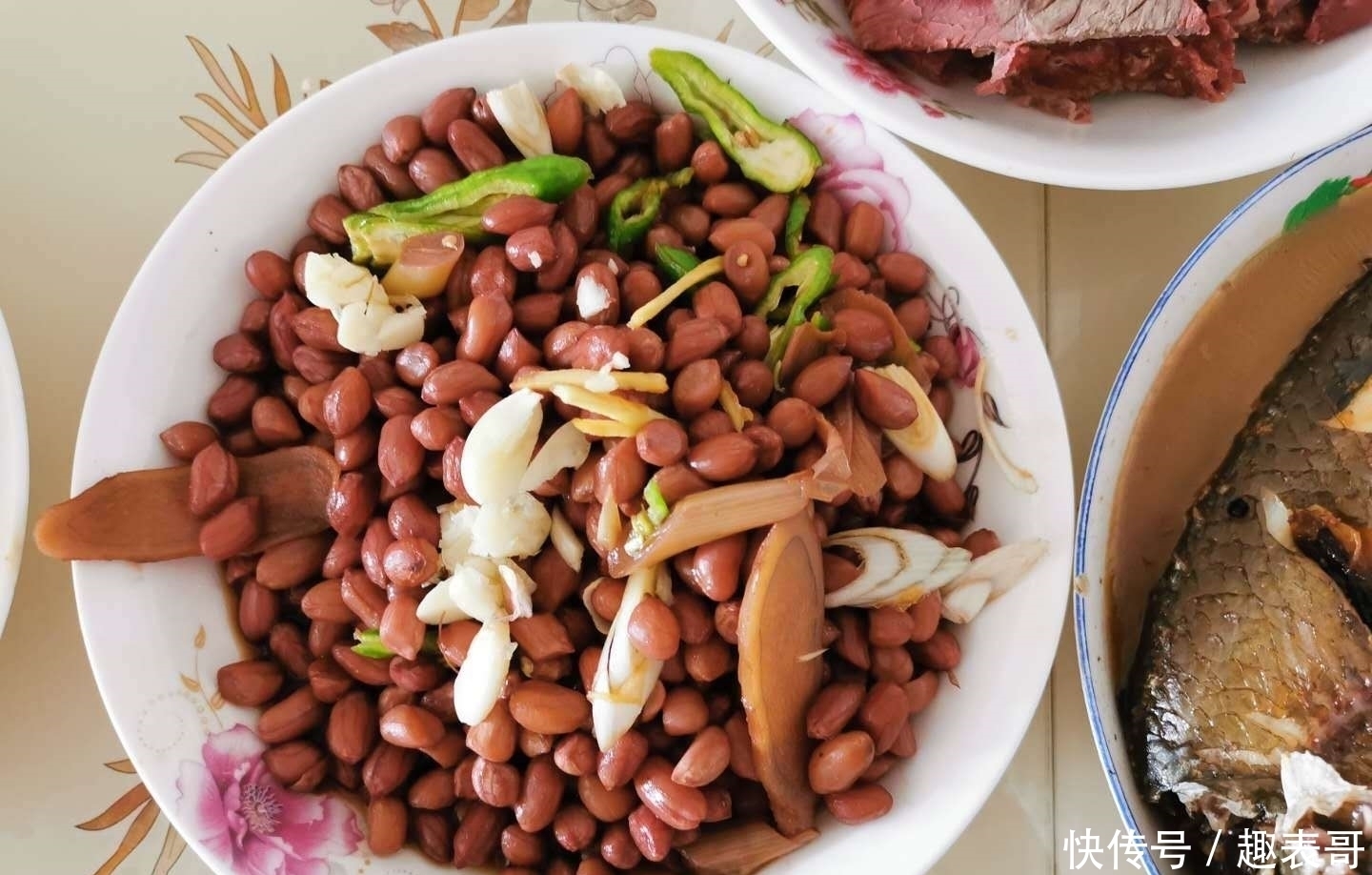 婆婆|婆婆花300元做了10道菜,一桌摆不下,儿媳这在南方要1000块