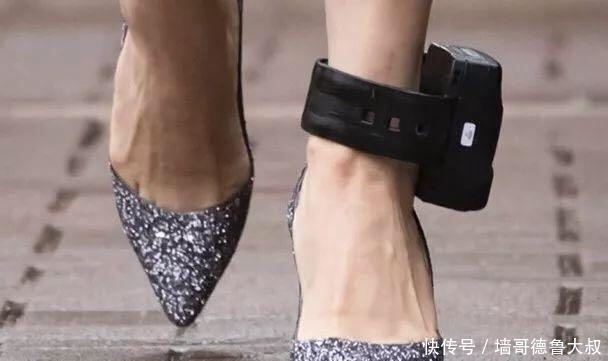  优雅|华为老总长女戴脚铐也优雅！神情淡定又从容，同父异母妹妹更迷人