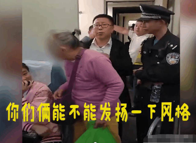 老太太|老太乘火车买无座票，要求他人让座：我是老人，你们要照顾一下我