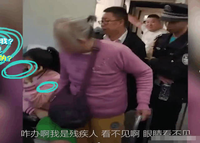 老太太|老太乘火车买无座票，要求他人让座：我是老人，你们要照顾一下我