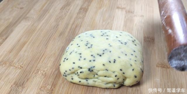 酥脆|面粉中加入两个鸡蛋,香甜酥脆,层次分明,越嚼越香,上桌就光盘