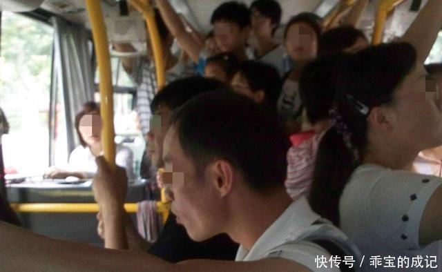 机灵|公交车上男孩高喊肚子痛，母亲查看后报警，乘客：“孩子真机灵”