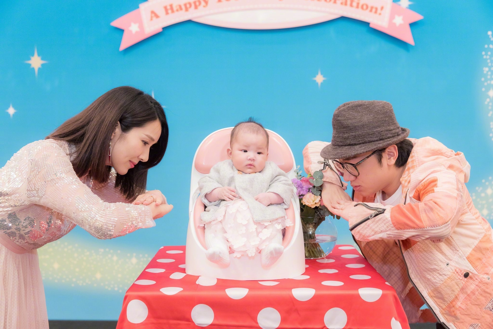 散步|王祖蓝抱3个月大的女儿散步,又是亲又是蹭,李亚男跟在后面录像