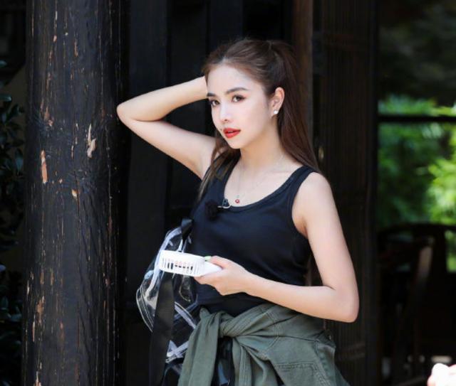  导演|宋祖儿录《跑男》怼导演被赞可爱，但安崎怼导演，为何被吐槽作