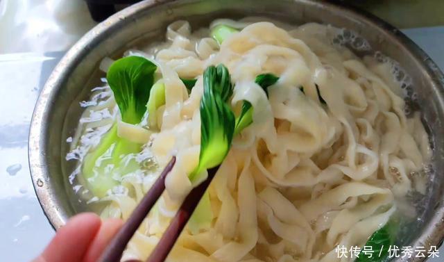 诀窍|凉面怎么做才好吃,诀窍全在调料汁,满满一大碗不够吃