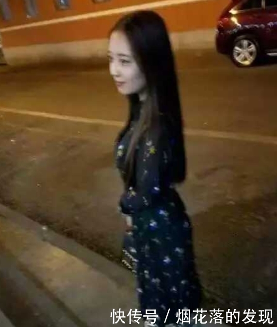  大姐|大姐，你也太没有素质了吧，脚怎么放在了餐桌上