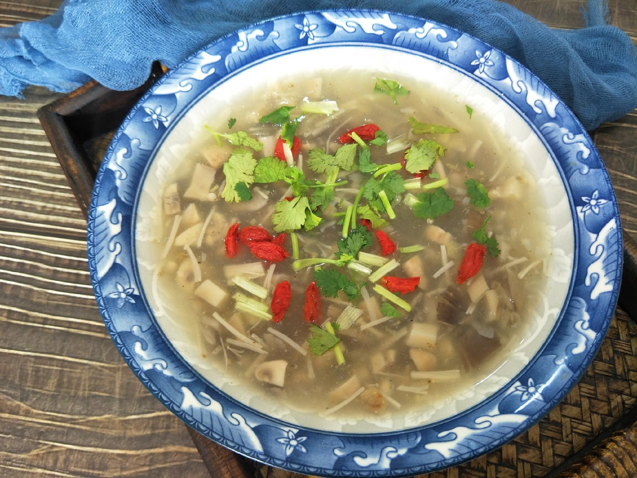 汤汁|正宗三鲜汤是哪三鲜,教你详细做法,汤汁浓白又鲜香