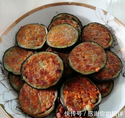  茄子|家常菜制作：香煎茄子盒，馅料填饱满呈现出来的口感会更好