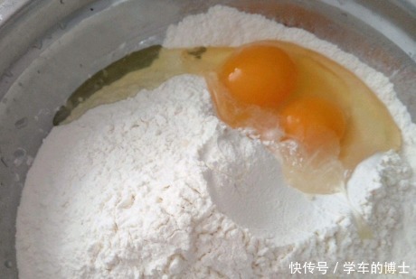 好吃|手把手教你炸油条，不加明矾不用发酵，油条蓬松香酥，好吃还健康