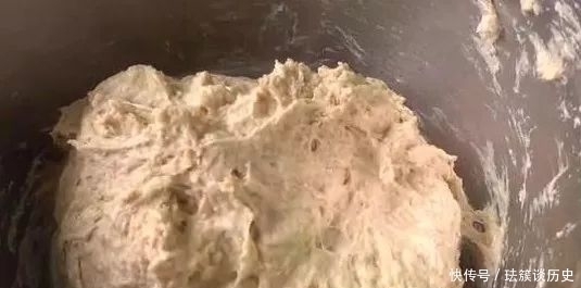面粉|面包新做法:面粉中打4个鸡蛋,不和面不揉面,简单好做一看就会