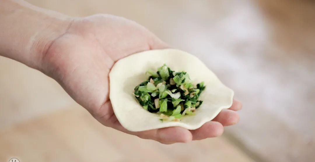  面粉|皮薄馅厚，内在鲜美的柳叶素菜包，热腾腾的来上一笼可好？