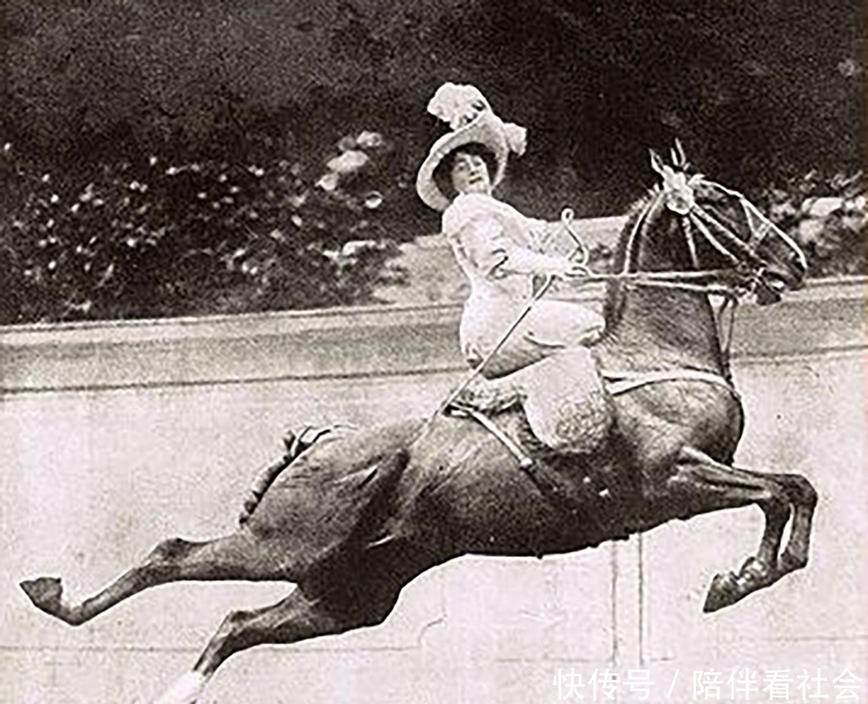 参观|历史罕见照:躺棺材中的墨索里尼,参观女子学院的希特勒,坦克上煎蛋的德军