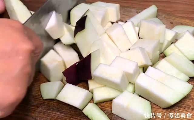 发黑|炒茄子先放油是不对的,饭店大厨:茄子不油不发黑,有诀窍