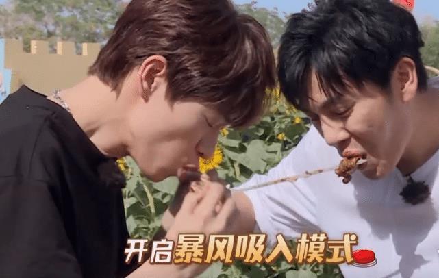  自觉性|大家都在吃羊肉串，谁注意杨超越悄悄在干啥？这才是偶像的自觉性