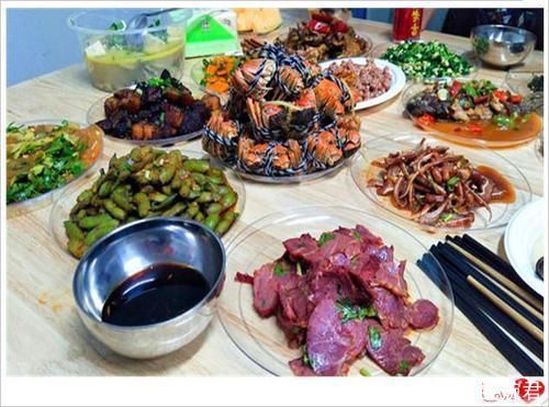  特意|几个老同学来家里吃饭，媳妇特意做一桌菜招待，饭后都夸我好福气