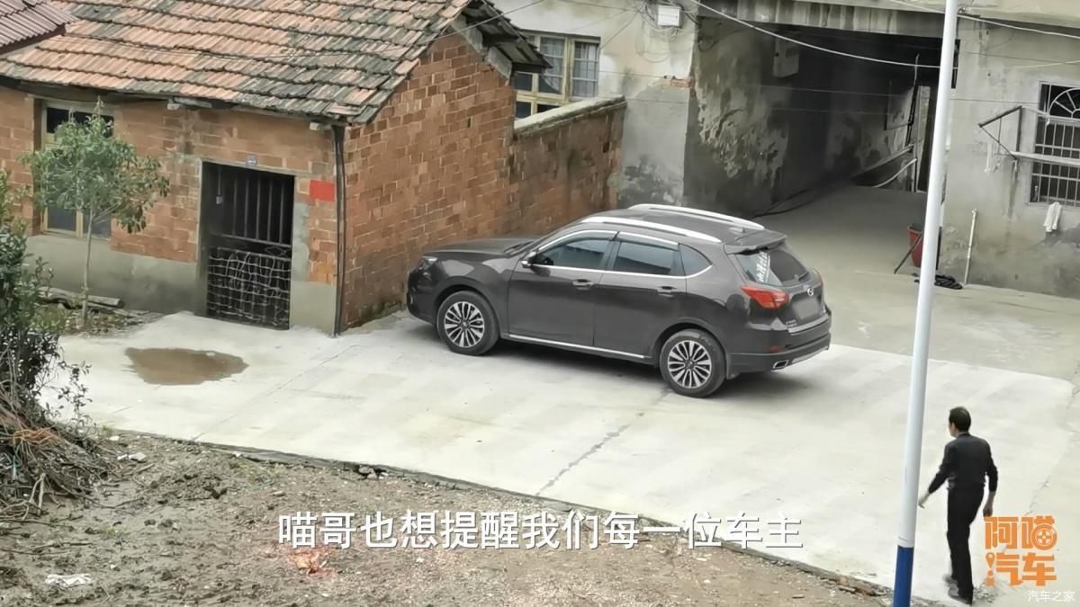 邻居|农村大爷家屡次被邻居停车堵门，看看大爷的做法，引发极度舒适